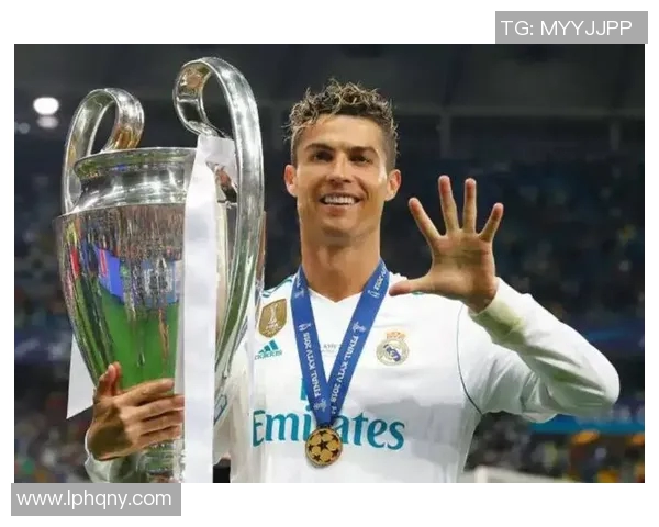 球迷疯狂行为再现欧冠赛场上演C罗球衣抢夺奇观