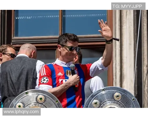 莱万回归拜仁遭球迷嘘声四起感叹忘恩负义情何以堪