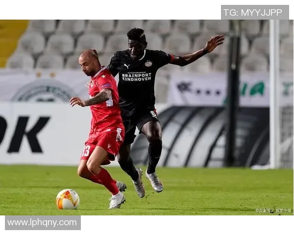 邓伯什与埃因霍温的精彩对决揭示足球战术与团队协作的魅力