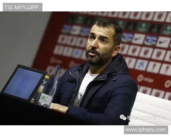 马丁内斯的传奇人生与职业生涯探索：从球场到生活的多重角色解析